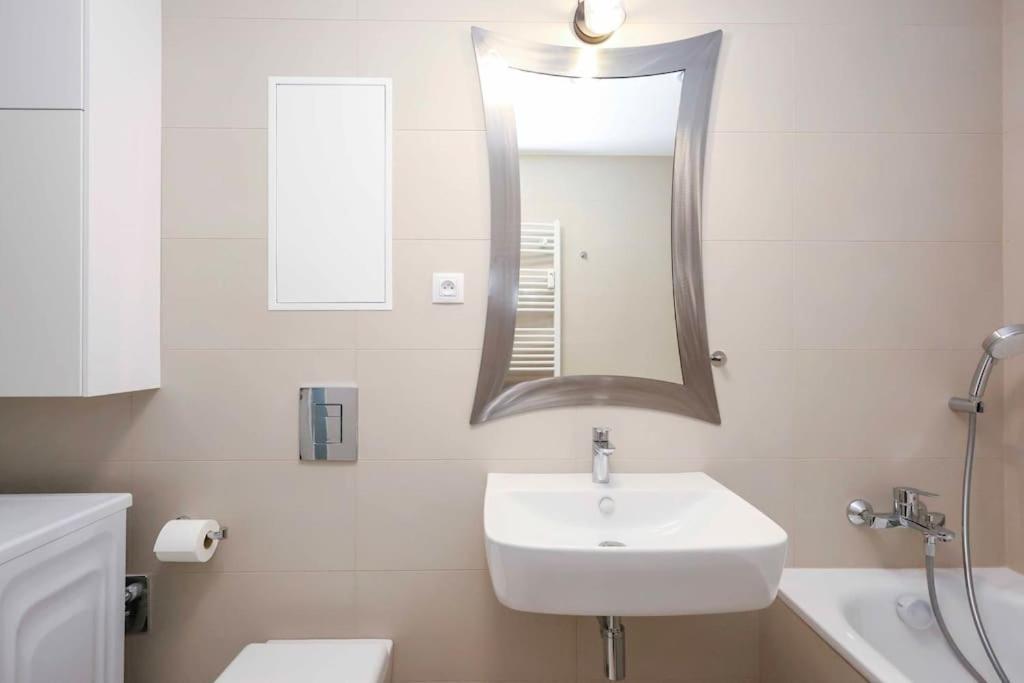Danubius One - Spacious Apartment W Free Parking Bratysława Zewnętrze zdjęcie